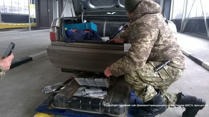 Украинец пытался ввезти в Россию 500 миллионов рублей в бензобаке автомобиля