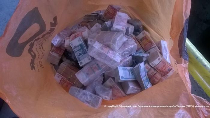 Украинец пытался ввезти в Россию 500 миллионов рублей в бензобаке автомобиля