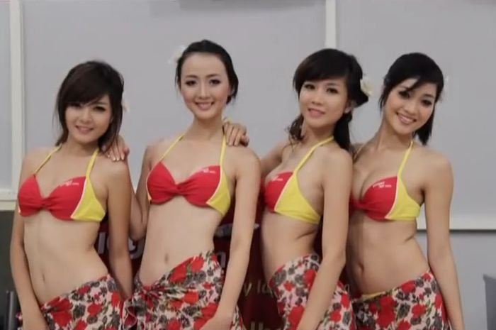 Вьетнамские стюардессы вышли на рейс в бикини