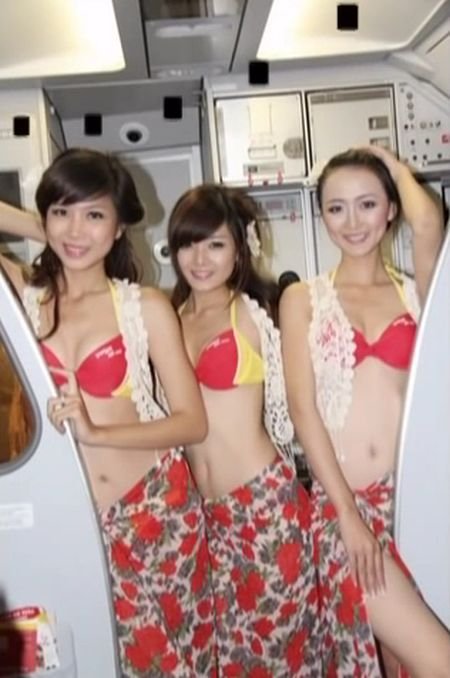 Вьетнамские стюардессы вышли на рейс в бикини