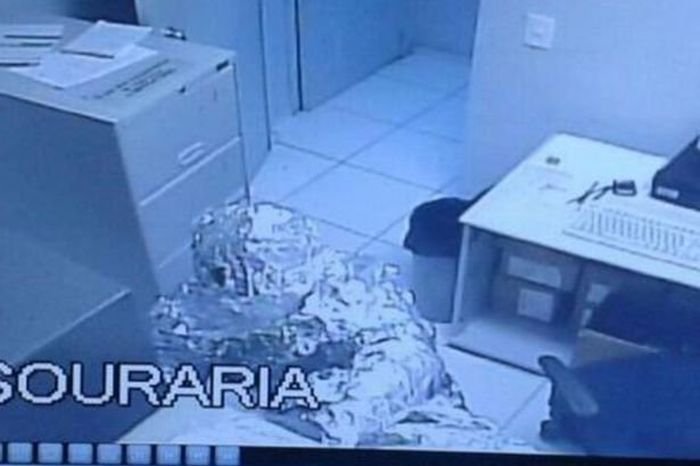 В Бразилии грабители обошли систему безопасности банка, обернувшись в фольгу