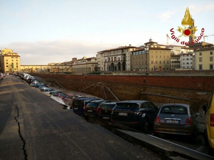 Во Флоренции более 20 автомобилей провалились в реку Арно