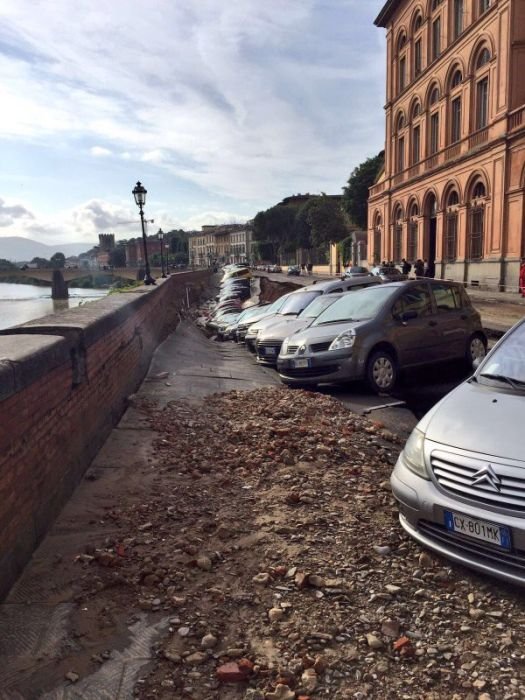 Во Флоренции более 20 автомобилей провалились в реку Арно