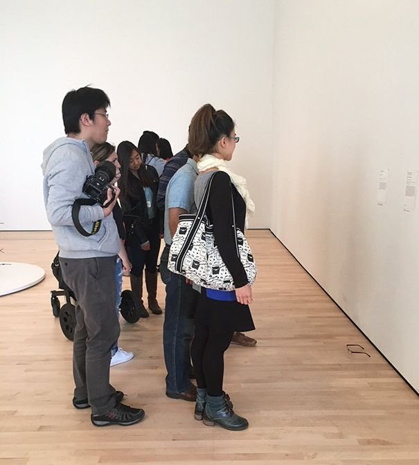 Посетители музея современного искусства приняли оставленные на полу очки за арт-объект 