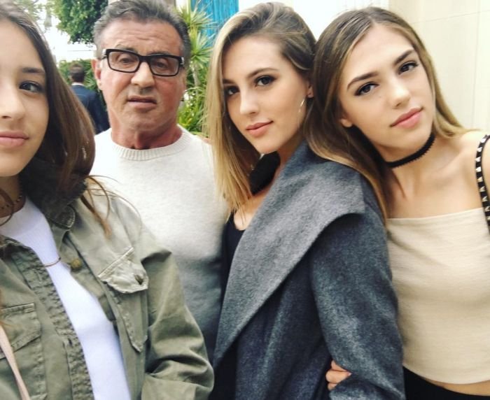  Сильвестр Сталлоне поделился снимком с дочерьми