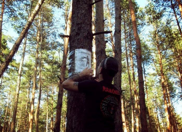  Воронежский слесарь очищает лес от мусора