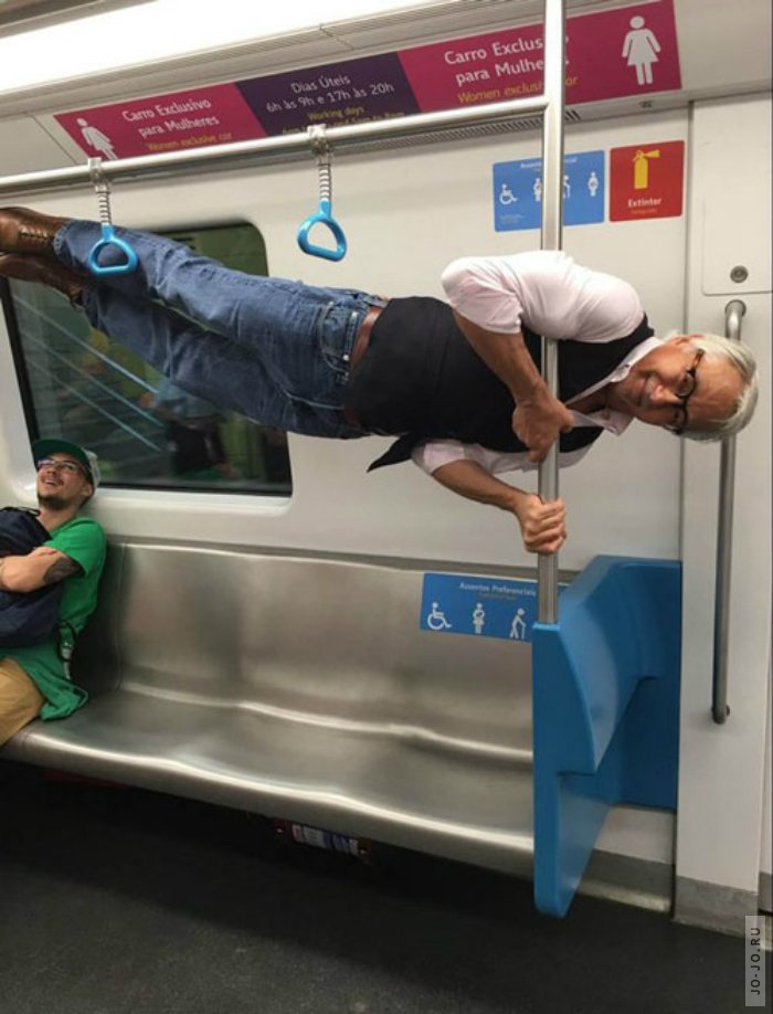 Дедушка в метро отказался сесть и вместо этого повис на поручне