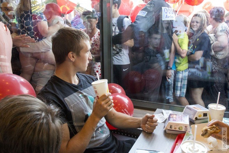 В Томске в первый раз открыли "Макдональдс" - прямо, как в 90-е макдональдс, томск