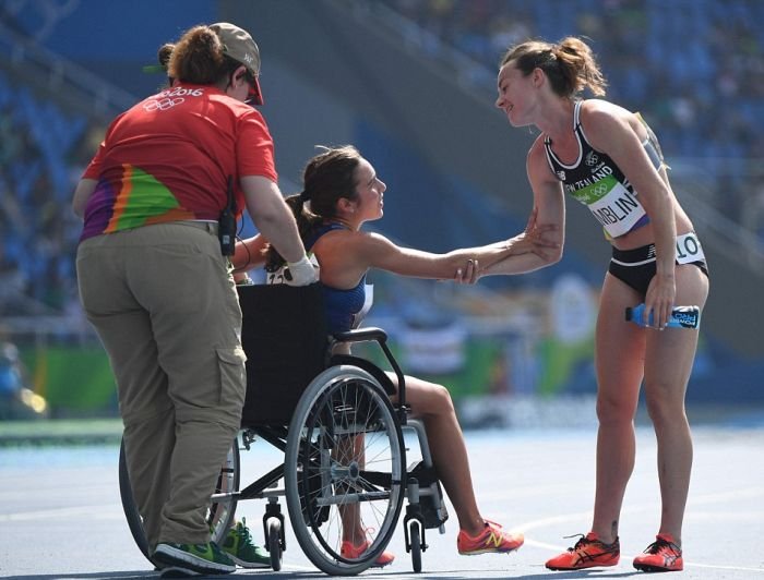  На Олимпиаде в Рио американская бегунья помогла подняться упавшей сопернице