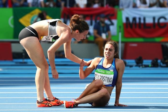  На Олимпиаде в Рио американская бегунья помогла подняться упавшей сопернице