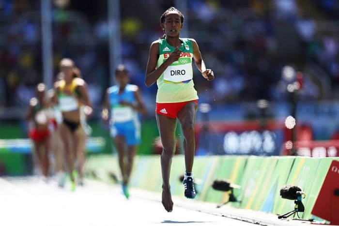  На Олимпиаде в Рио бегунья из Эфиопии пробежала 1,5 км в одном кроссовке