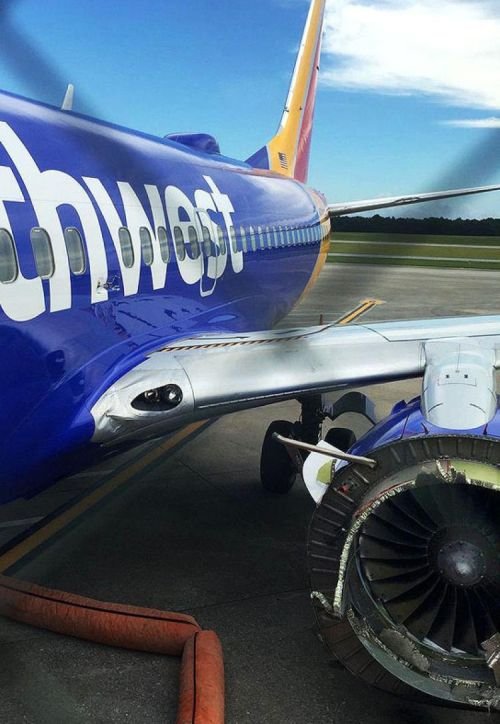  В США Boeing 737 с развалившимся двигателем совершил экстренную посадку (4 фото)