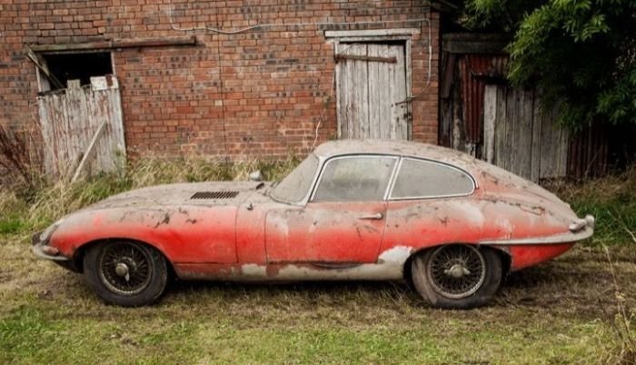  Раритетный спорткар E-Type 1964 года, найденный в ветхом гараже (9 фото)