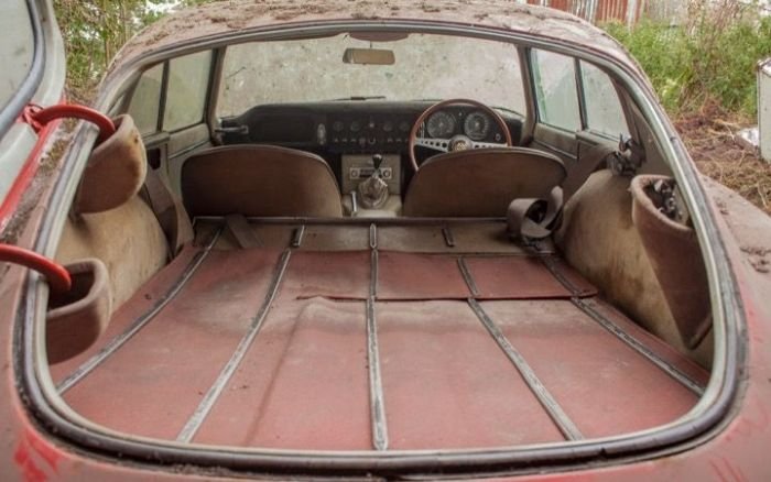  Раритетный спорткар E-Type 1964 года, найденный в ветхом гараже (9 фото)