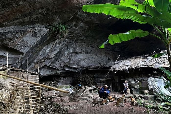  В Китае пожилая пара более 50 лет прожила в пещере (8 фото)