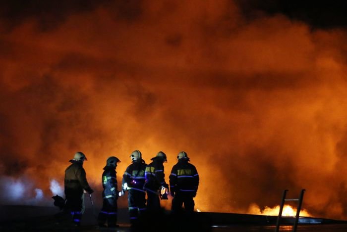  При тушении пожара на востоке Москвы погибли 8 пожарных (9 фото)