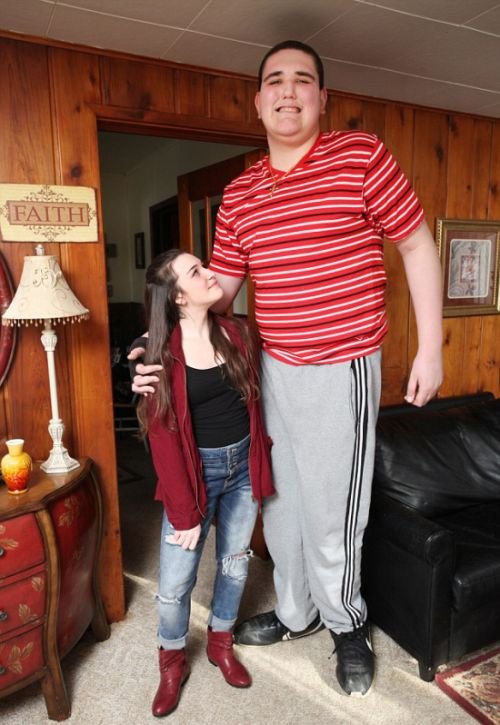  Брок Браун - 19-летний парень, который до недавних пор был самым высоким подростком в мире (13 фото)