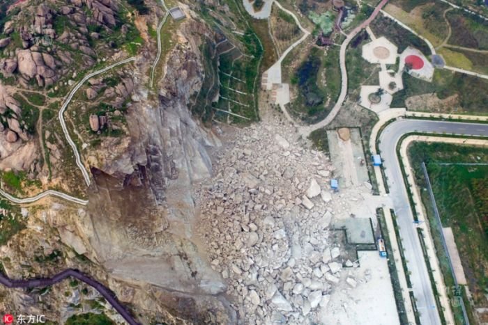  В Китае оползень разрушил только что построенный парк отдыха (4 фото)