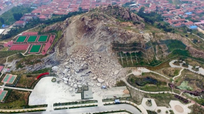  В Китае оползень разрушил только что построенный парк отдыха (4 фото)