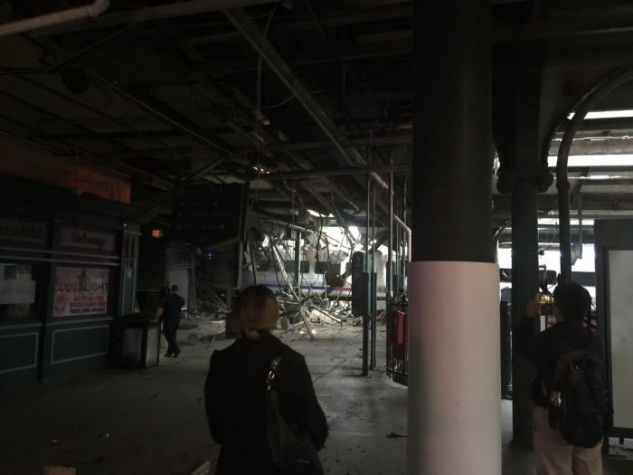  В Нью-Джерси поезд сошел с рельс и врезался в здание вокзала (9 фото)