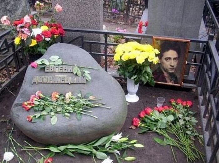 Звезды, ушедшие из жизни в результате автокатастроф (58 фото) Звезды, ушедшие из жизни в результате автокатастроф (58 фото)