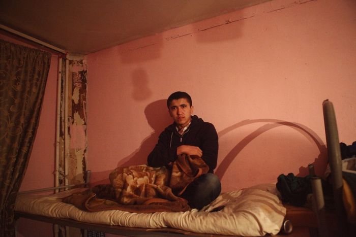 Как живут нелегальные трудовые мигранты в России (17 фото)
