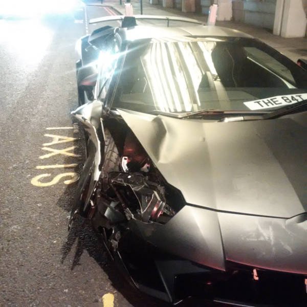 Суперкар Lamborghini Aventador SV бросили на улице после ДТП (14 фото)