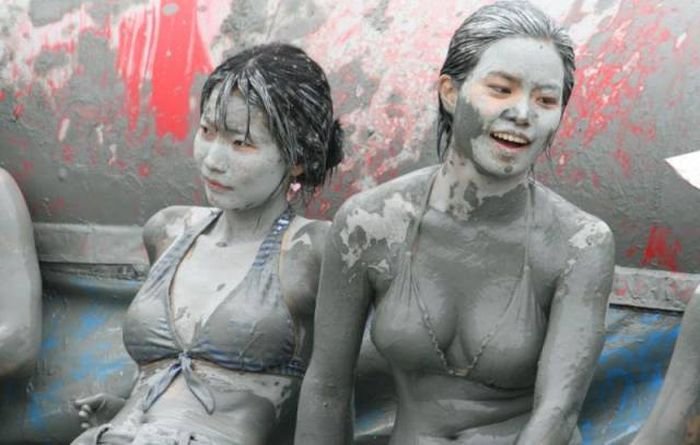  Участницы корейского грязевого фестиваля Boryeong Mud (29 фото)
