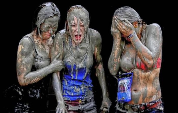  Участницы корейского грязевого фестиваля Boryeong Mud (29 фото)