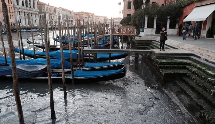  Из-за сильного отлива Венеция осталась без воды (11 фото)
