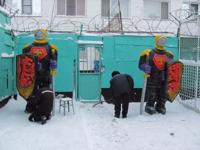  Снежные и ледяные скульптуры российских заключенных (8 фото)