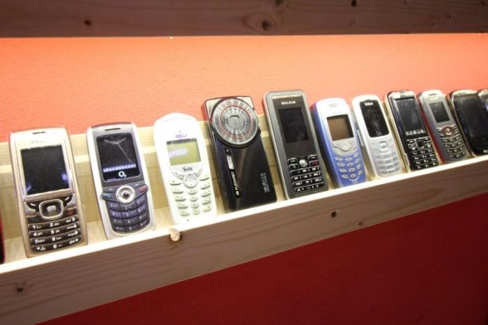  Житель Словакии открыл музей со своей коллекцией старых мобильных телефонов (14 фото)