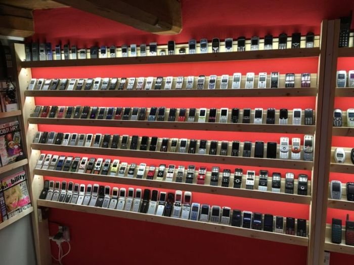  Житель Словакии открыл музей со своей коллекцией старых мобильных телефонов (14 фото)