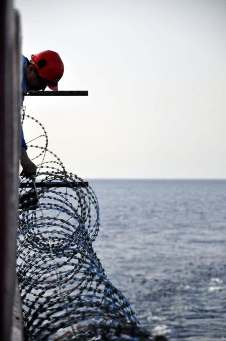  Способы защиты судна от сомалийских пиратов (32 фото)