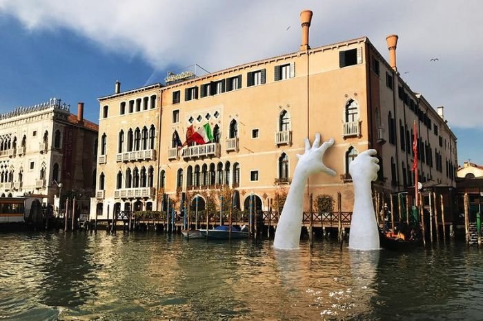  В Венеции появилась скульптура, представляющая собой торчащие из воды руки (3 фото)