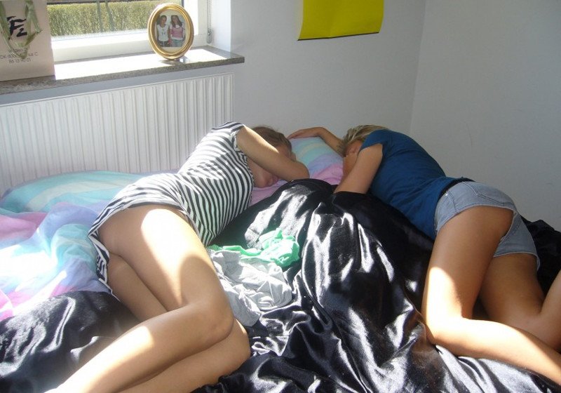 Забавляется со спящей сестрой и её двумя сочными подругами