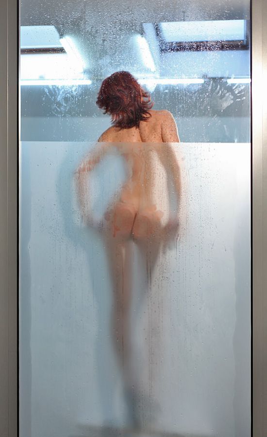 Голые девушки за стеклом (30 фото)