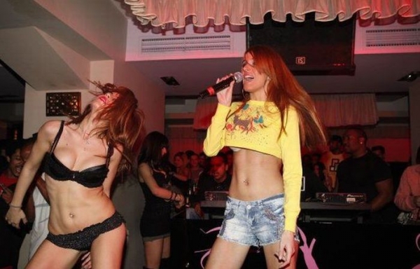 Девушки из ночного клуба в Афинах