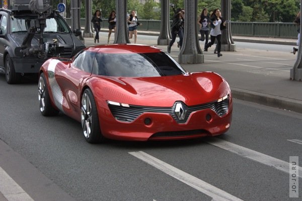 Новый концепт-электрокар Renault DeZir на улицах Парижа