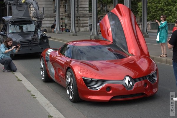Новый концепт-электрокар Renault DeZir на улицах Парижа