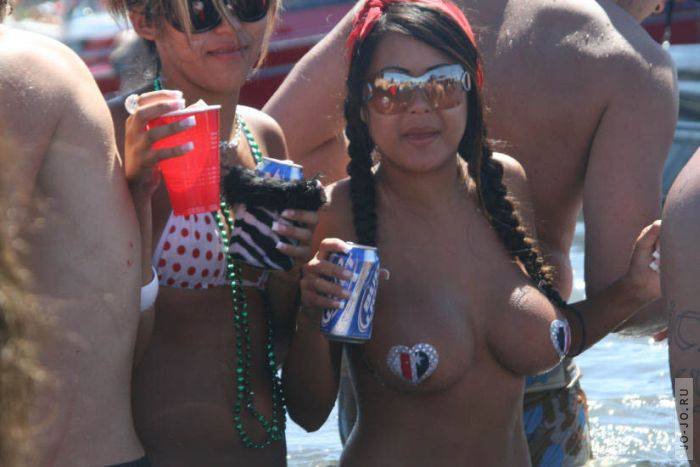 Море горячих девушек в бикини с ежегодного празднования каникул на озере Ха...