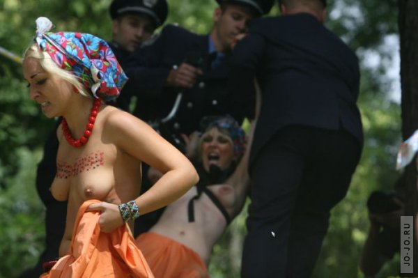 Девушки из FEMEN выкосили клумбу