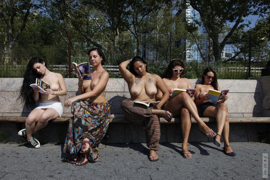 Нью-Йоркские девушки, любители книг, решились на необычную промо-акцию. 