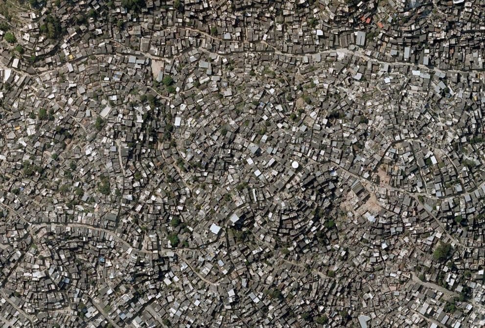 На земле 7 миллиардов людей. Бразилия со спутника. Трущобы со спутника. 7 Миллиардов людей фото. Миллиард точек на картинке.