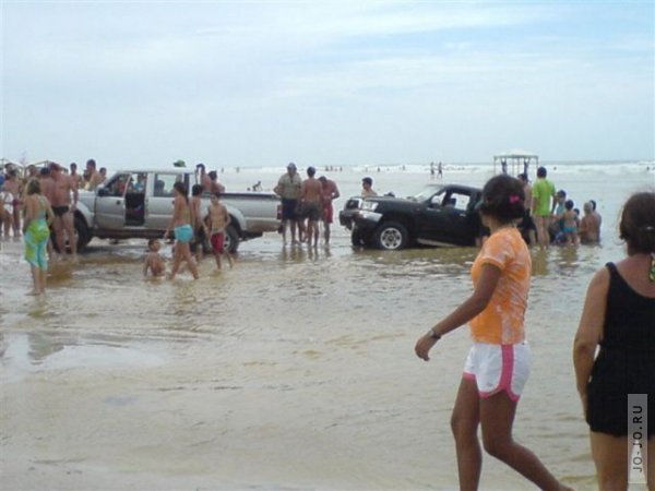 Машины смыло с пляжа