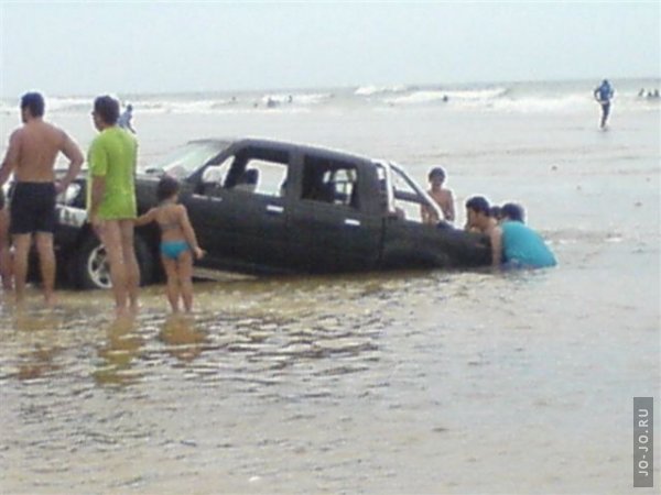 Машины смыло с пляжа