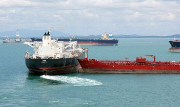 В Сингапуре чуть не столкнулись два танкера