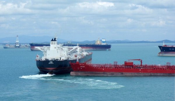 В Сингапуре чуть не столкнулись два танкера