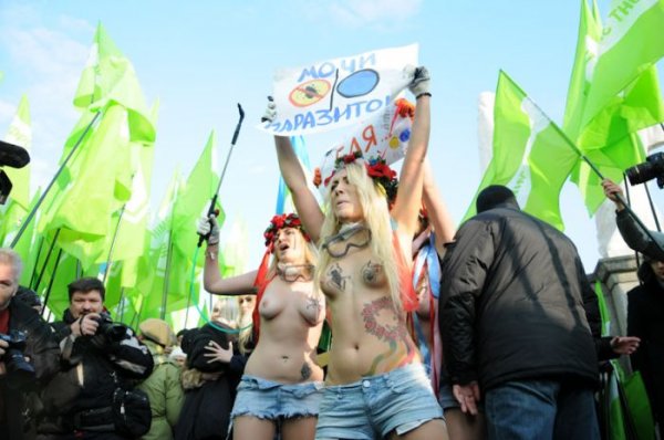 FEMEN провели две скандальные акции