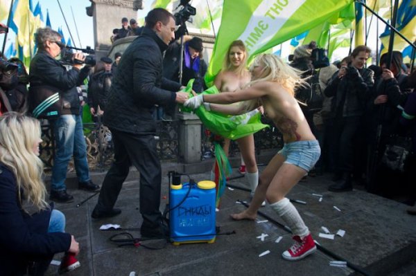 FEMEN провели две скандальные акции